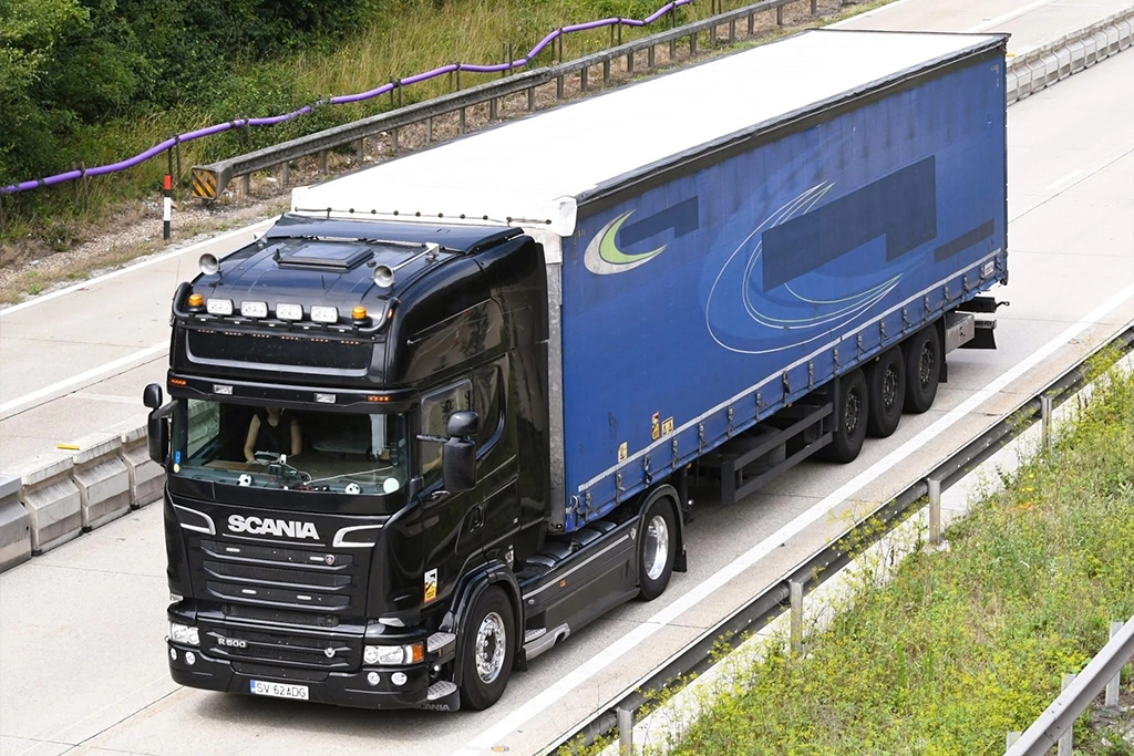 Camion Scania si semiremorca cu prelata fotografiate artistic pe autostrada